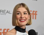 Rosamund Pike: 'I premi che ricevo? Li sotterro in giardino'