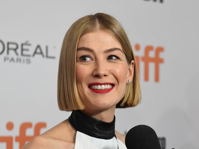 Rosamund Pike: "I premi che ricevo? Li sotterro in giardino"