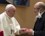 Carlo Verdone e Papa Francesco, la foto dell'incontro e l'ironia tra i commenti