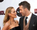 Ryan Reynolds, Blake Lively lo accusa: 'Non mi hai invitato sul set quando c'era Brad Pitt'