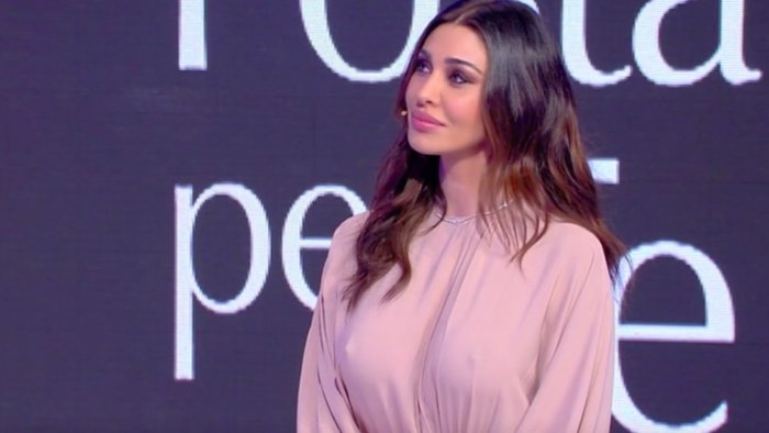 Belen Rodriguez a C'è posta per te: l'abito con i "capezzoli sparati" è da capogiro