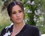 Meghan Markle soffocata dalla Regina come George Floyd: la vignetta di Charlie Hebdo