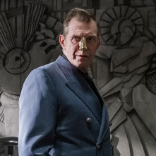 Pennyworth 2: una scena del secondo episodio Il ponte in fiamme