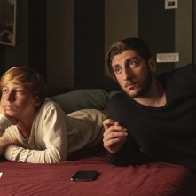 Speravo de morì prima: Pietro Castellitto in una scena della serie