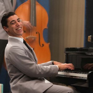 Carosello Carosone: Eduardo Scarpetta in una scena