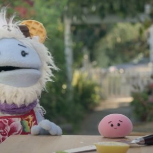 Waffles + Mochi: i due simpatici pupazzi in una scena