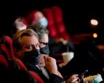 Christopher Nolan tra i primi in fila per acquistare un biglietto del cinema per la riapertura