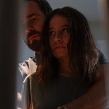 False Positive: Justin Theroux e Ilana Glazer in uno scatto del film