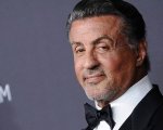 Sylvester Stallone,  la foto a 19 anni: solleva un uomo sulla testa per allenarsi