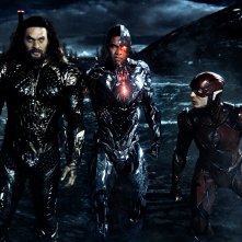 Zack Snyder's Justice League: Jason Momoa, Ezra Miller e Ray Fisher in una scena