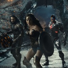 Zack Snyder's Justice League: Jason Momoa, Gal Gadot, Ray Fisher in una scena