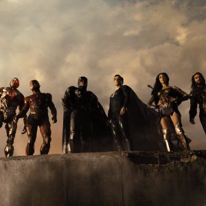 Zack Snyder's Justice League: Ben Affleck, Henry Cavill, Jason Momoa, Gal Gadot, Ezra Miller e Ray Fisher in una scena