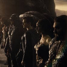 Zack Snyder's Justice League: Henry Cavill, Ben Affleck, Jason Momoa, Gal Gadot, Ezra Miller e Ray Fisher in una scena