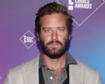 Armie Hammer accusato di violenza sessuale, il suo avvocato replica 'Solo falsità'