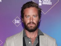 Armie Hammer accusato di violenza sessuale, il suo avvocato replica 'Solo falsità'
