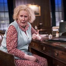 Catherine Tate e (sullo schermo) Daniel Craig nello sketch per Comic Relief Red Nose Day 2021