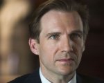 Ralph Fiennes difende J.K. Rowling dalle critiche: 'Non capisco tutto questo veleno'