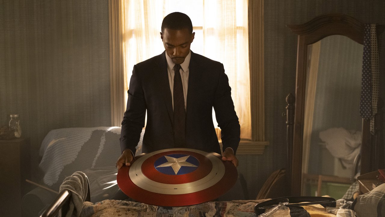 Anthony Mackie con lo scudo di Captain America