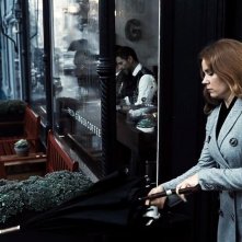 Justice League: il cameo di Zack Snyder nella scena con Amy Adams