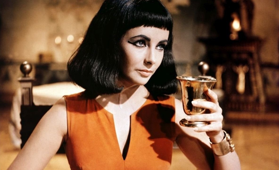 Elizabeth Taylor in una scena del film Cleopatra