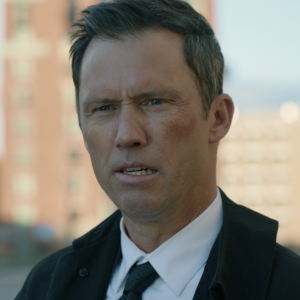 Honest Thief: Jeffrey Donovan in una scena