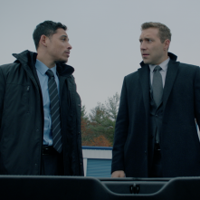 Honest Thief: Jai Courtney con Anthony Ramos in una scena