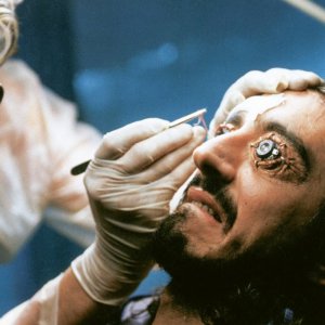 Nirvana: Sergio Rubini in una scena del film