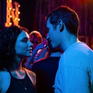 Divine - La fidanzata dell'altro: Matilda De Angelis e Callum Turner in una scena