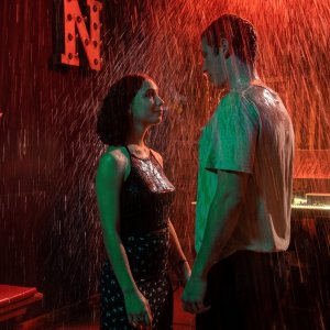 Divine - La fidanzata dell'altro: Matilda De Angelis con Callum Turner in una scena