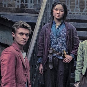 Gli Irregolari di Baker Street: Darci Shaw, Harrison Osterfield e Thaddea Graham in una scena