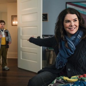 Stoffa da campioni: Cambio di gioco - Lauren Graham e Maxwell Simkins in una scena della serie Disney+