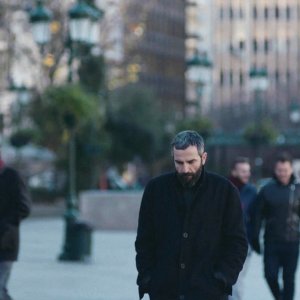 Apples: Aris Servetalis in una scena