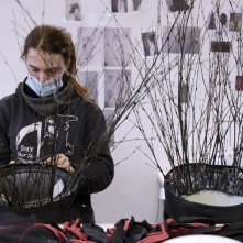Le ali non sono in vendita, viaggio nel labirinto della fast fashion: una sequenza del film