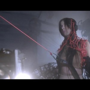 Le ali non sono in vendita, viaggio nel labirinto della fast fashion: una scena