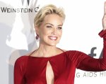 Sharon Stone e la storia della cicatrice sul collo: 'Ero aperta da un orecchio all'altro'