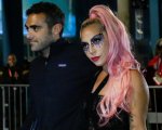 Lady Gaga abbraccia l'enorme bouquet di fiori che il fidanzato le ha mandato a Roma (FOTO)