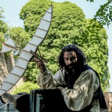 Leonardo: Aidan Turner alle prese con una delle sue invenzioni