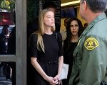 Amber Heard contro Johnny Depp: le due foto con lo stesso abito celebrano il verdetto