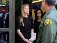 Amber Heard contro Johnny Depp: le due foto con lo stesso abito celebrano il verdetto