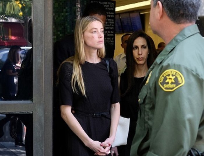 Amber Heard contro Johnny Depp: le due foto con lo stesso abito celebrano il verdetto