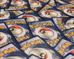 Pokémon e Yu-Gi-Oh!: a Tokyo un uomo si cala giù da un edificio per rubare carte collezionabili
