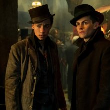 Tenebre e Ossa: una foto di Kit Young e Freddy Carter