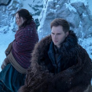 Tenebre e Ossa: Danielle Galligan e  Calahan Skogman