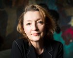 Mrs. Harris Goes to Paris: Focus Features acquista il film con Lesley Manville e Isabelle Huppert