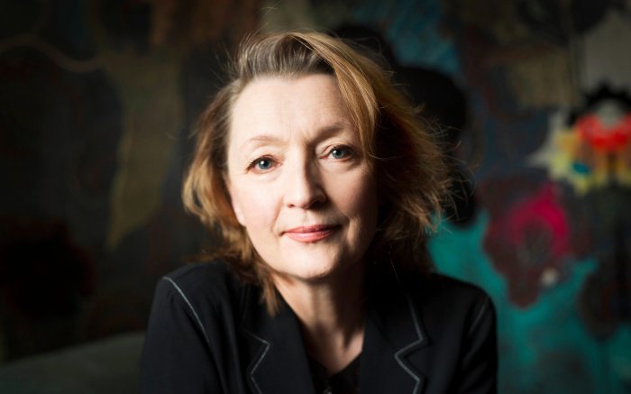 Mrs. Harris Goes to Paris: Focus Features acquista il film con Lesley Manville e Isabelle Huppert