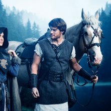 The Rising Hawk - L'ascesa del Falco: Poppy Draytom e Alex MacNicoll in una scena