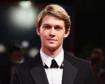 Joe Alwyn e Dean-Charles Chapman nel film di Lena Dunham Catherine, Called Birdy