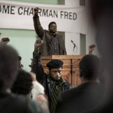 Judas and the Black Messiah: Daniel Kaluuya sul podio mentre tiene un discorso