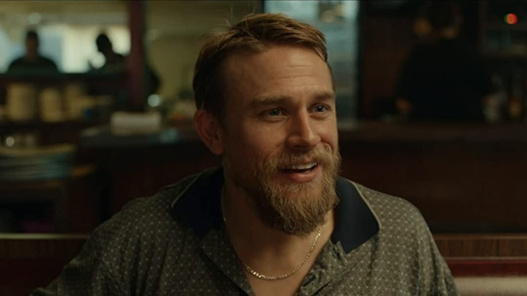 Primo piano di Charlie Hunnam in Jungleland