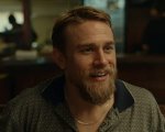 Charlie Hunnam: 'Ho passato un brutto quarto d'ora con Dakota Johnson per aver lasciato Cinquanta sfumature'
